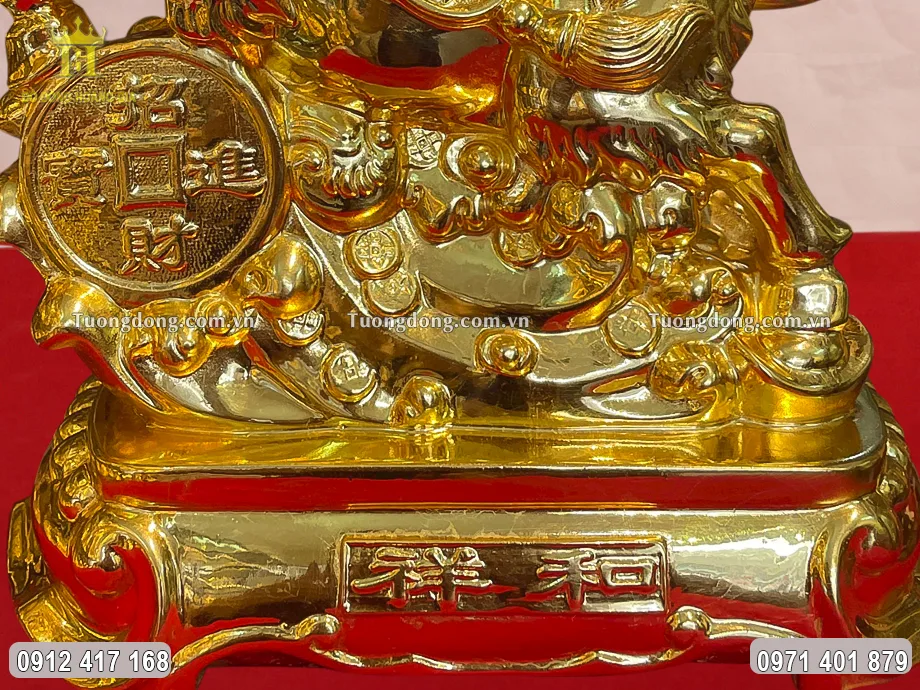 Dòng chữ Hán được chạm khắc sắc nét
